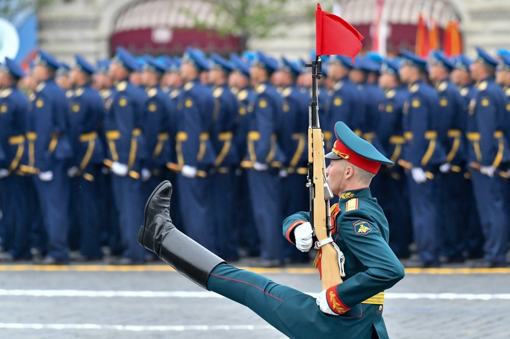 Россияда коронавирус жугузгандар 28 миңге чамалап, 9-майда өтө турчу парад жылдырылды