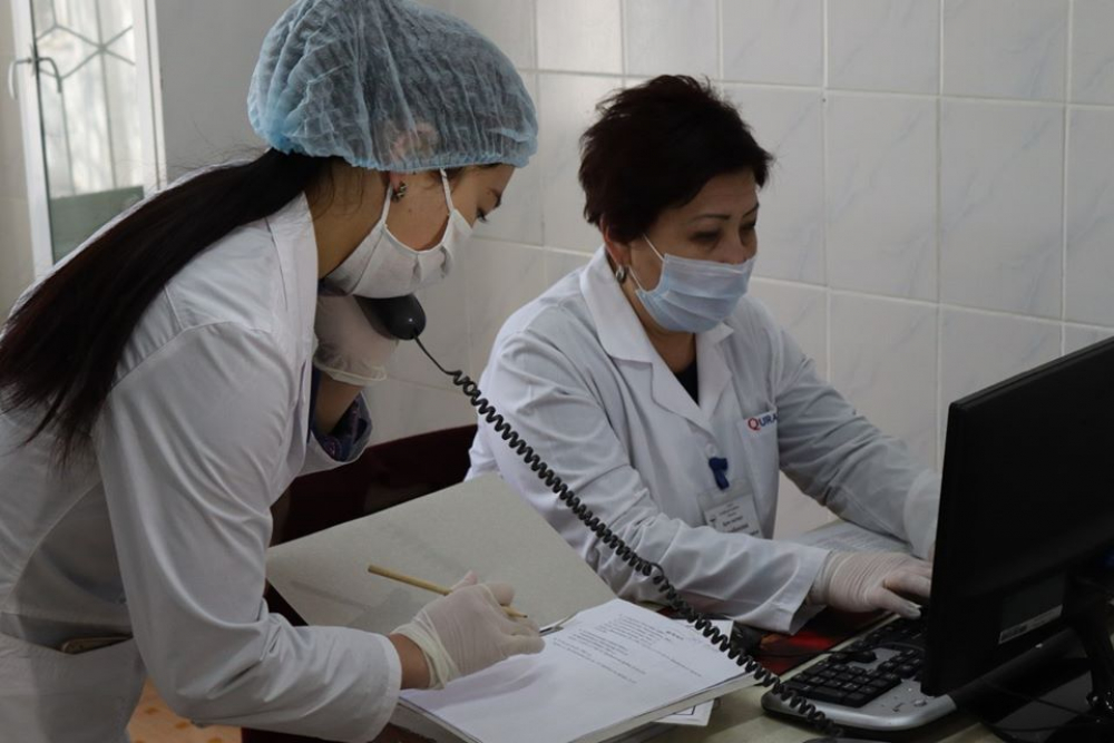 Бишкекте поликлиниканын дарыгерлери коронавирус жугузуп алышты. Алардан анализ убагында алынган эмес
