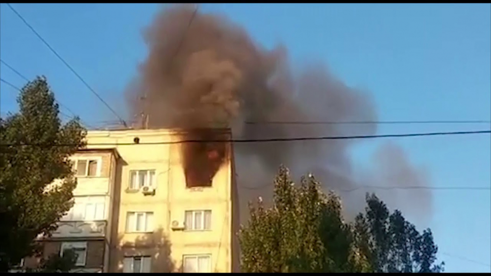 В Бишкеке в многоэтажном доме горит квартира (видео)