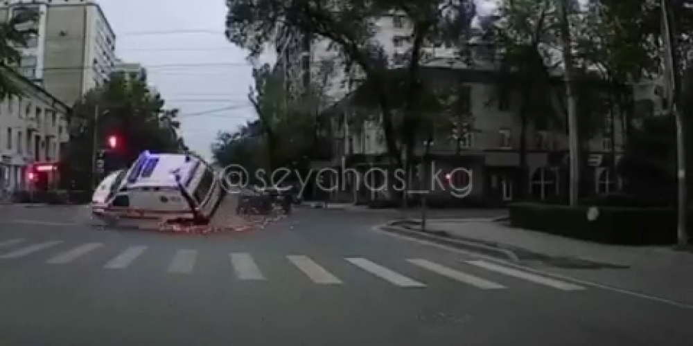 В Бишкеке легковая машина протаранила карету скорой помощи (видео)