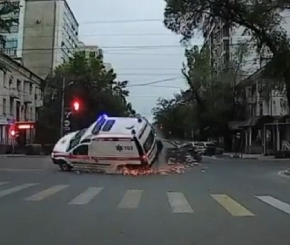 Бишкекте тез жардам унаасы жол кырсыгына кабылып, оодарылып кетти (видео)