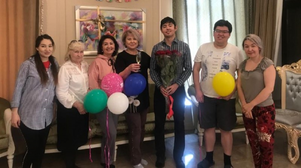 Сторонники Алмазбека Атамбаева поздравили его сына Кадырбека с днем рождения (фото)