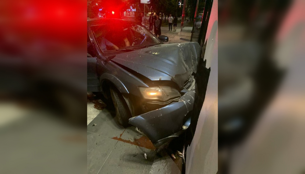 В Бишкеке легковой автомобиль врезался в здание банка (фото, видео)