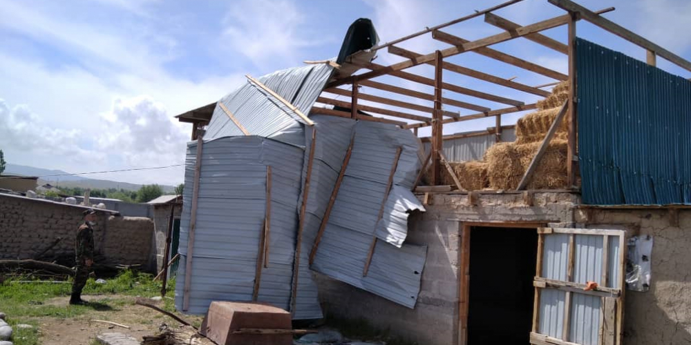Смерч в Баткенской области - снесены крыши домов, школ, хозпостроек