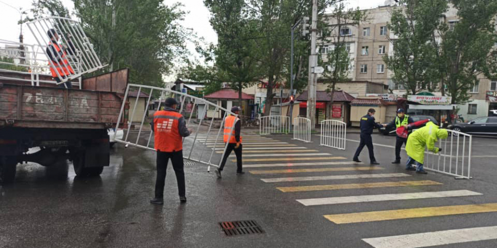 В Бишкеке демонтировали внутренние санитарные посты