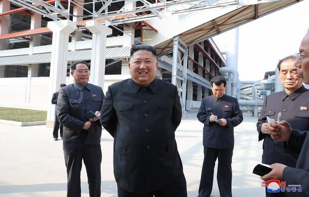 Түндүк Кореянын лидери завод ачып, коомчулукка көрүндү