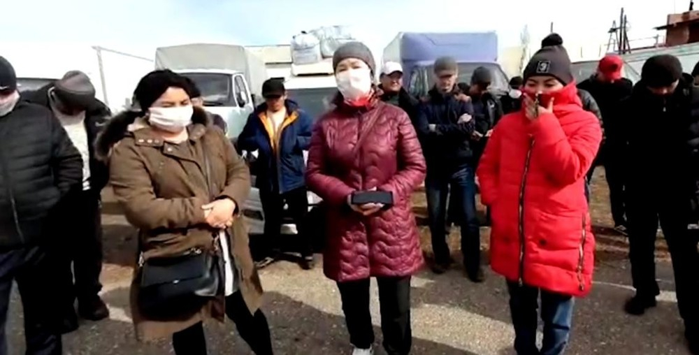 Сегодня утром из Оренбурской области на родину выехали около 700 кыргызстанцев