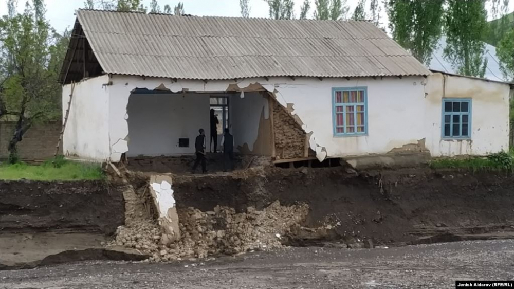 Разрушительный сель в Баткенской области. Правительство поможет только застрахованным домам