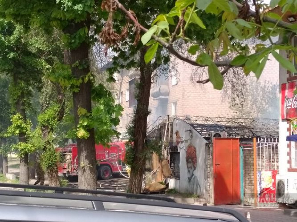 В Бишкеке в баре SomeWhere произошел пожар (фото, видео)
