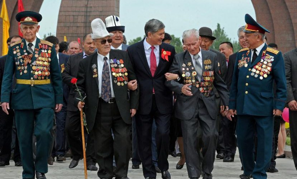 Экс-президент Алмазбек Атамбаев кыргызстандыктарды Жеңиш Күнү менен куттуктады
