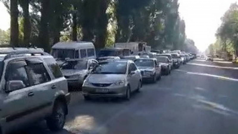 В Новопокровке образовалась огромная пробка. Автомобилисты едут в Бишкек (видео)