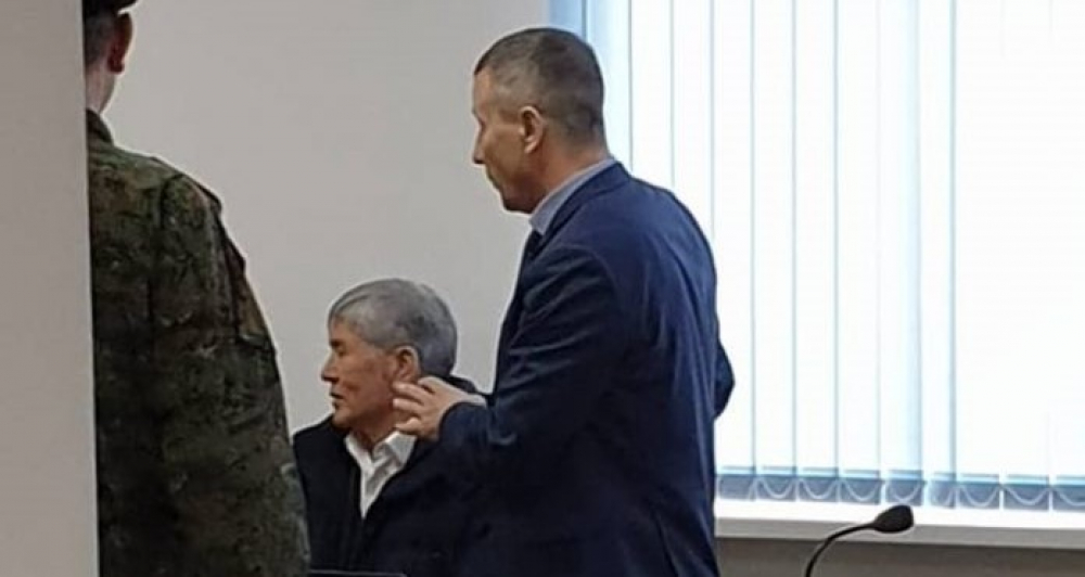 На суде Алмазбек Атамбаев теперь будет сидеть вместе с другими подсудимыми – «в клетке»