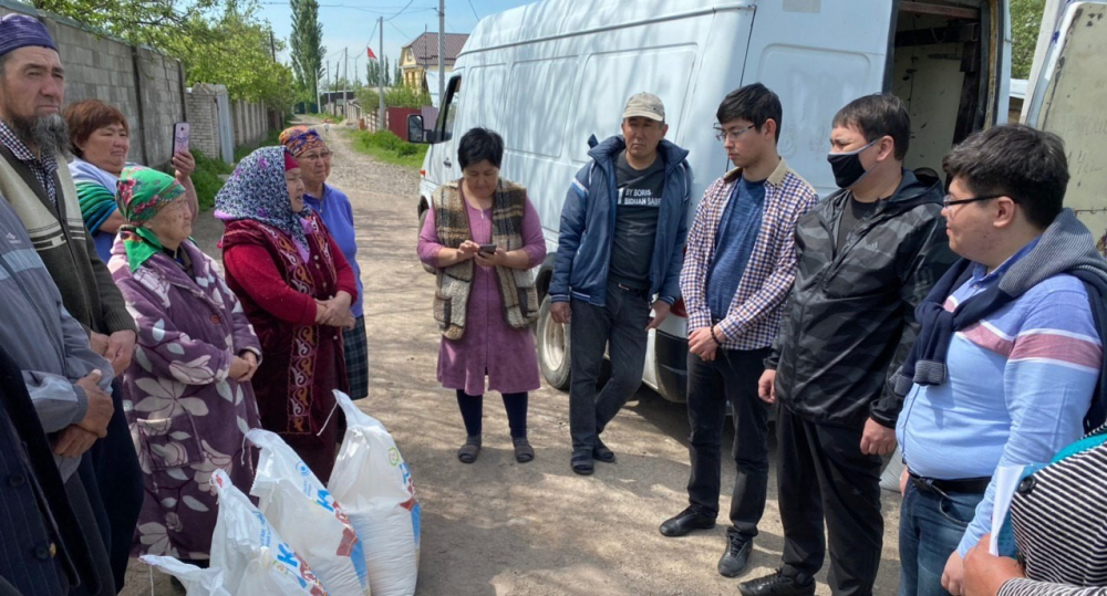 Кыргызстандын Социал-демократтары Бишкек четинде жашаган аз камсыз үй-бүлөлөргө, пенсионер жана ден соолугунан мүмкүнчүлүгү чектелген жарандарга жардам көрсөтүштү