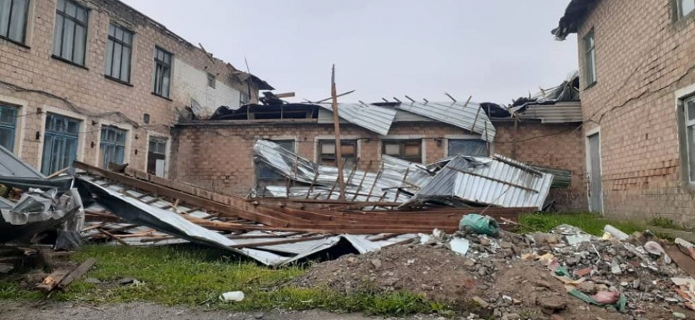 В Сокулукском районе сильный порыв ветра снес школьную крышу (фото)