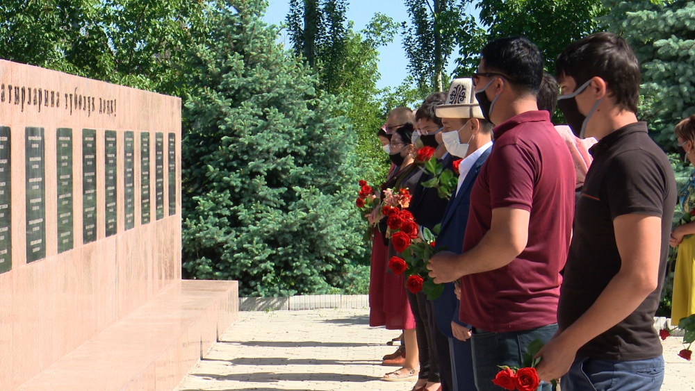 Социал-демократы Кыргызстана, родные политзаключенных и погибших 7 апреля почтили память героев Апрельской революции