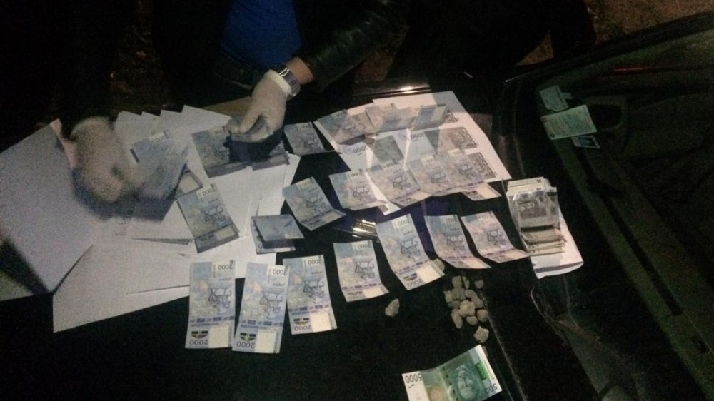 На Иссык-Куле при получении взятки в $2 тысячи задержан помощник прокурора (фото, видео)