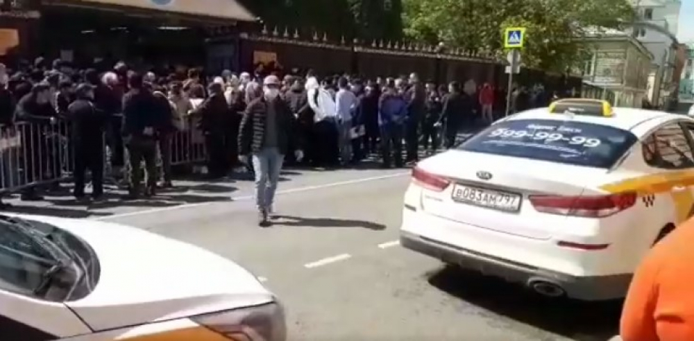 «Все хотят домой». В Посольстве Кыргызстана в Москве огромные очереди (видео)