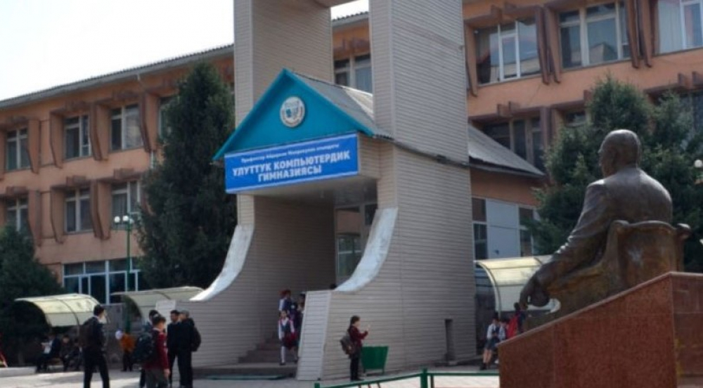На территории гимназии №5 в Бишкеке идет стройка. Кто ее ведет, и что будет со стадионом?