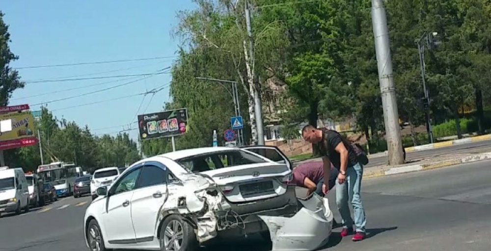 В Бишкеке на перекрестке одновременно столкнулись 7 автомашин (видео)