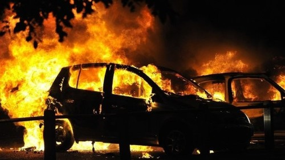 В селе Келечек в одном из гаражей загорелся автомобиль (видео)