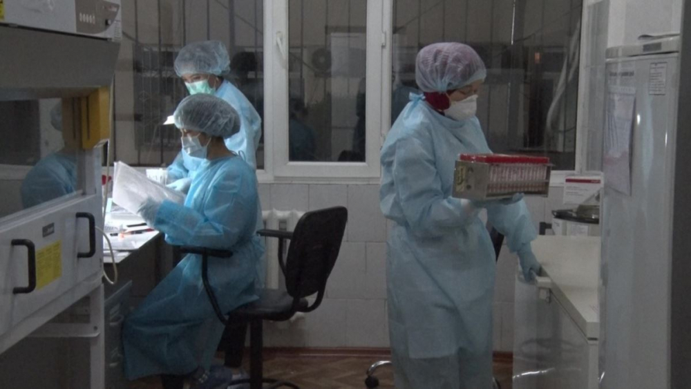Две буханки хлеба на 9 человек. Чем еще кормят врачей в обсервации в Нарынской области?