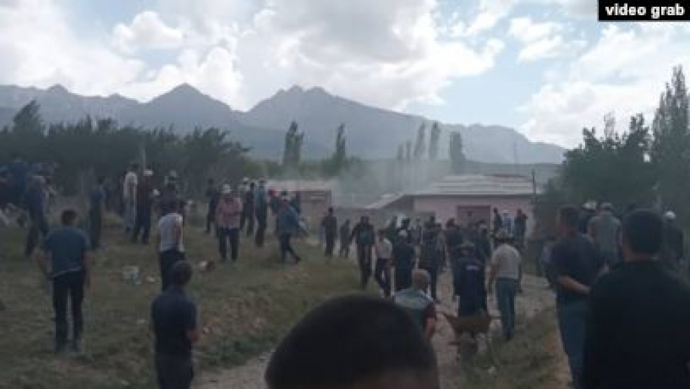 Кыргыз-өзбек чек арасында чыр чыкты. Тургундар бири-бирине таш ыргытышты (видео)