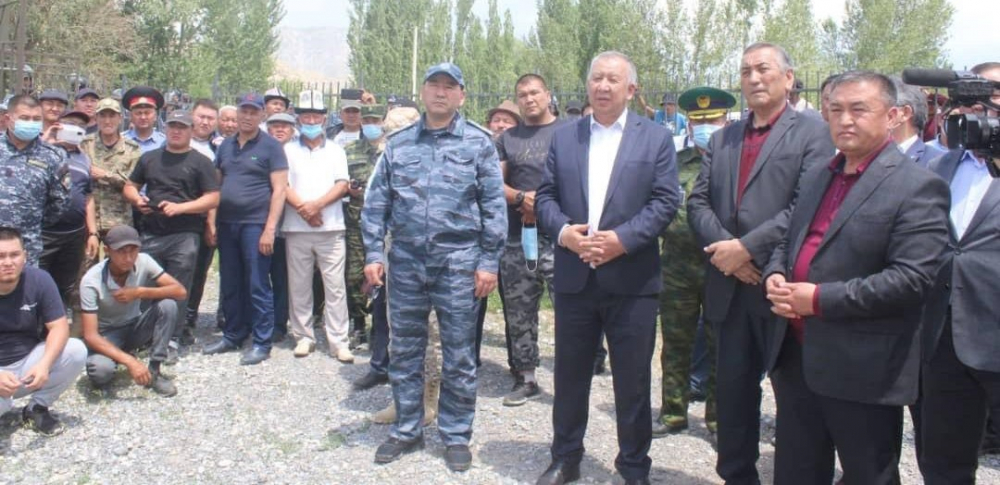 Кубатбек Боронов встретился с жителями приграничных сел Баткенской области
