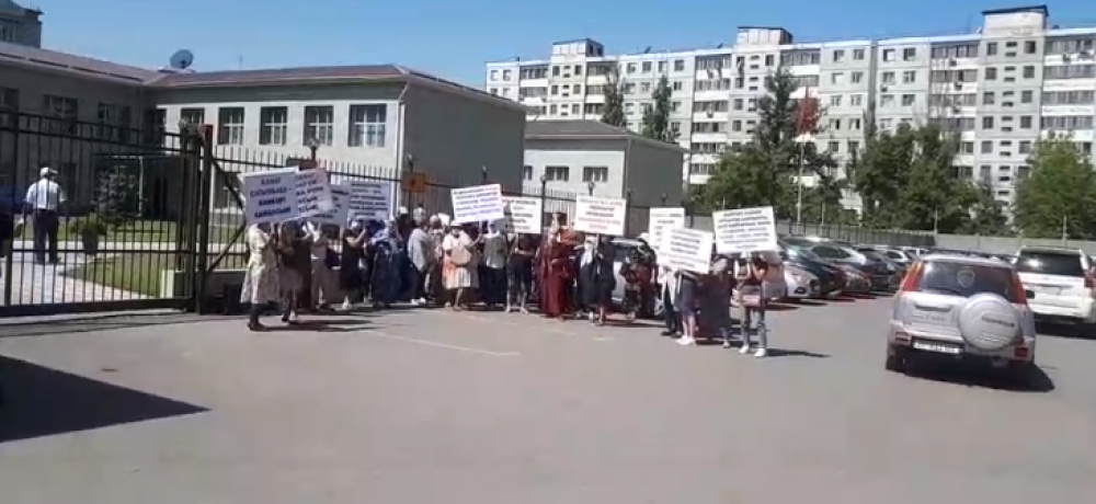 Противники Алмазбека Атамбаева устроили провокации в суде (видео)