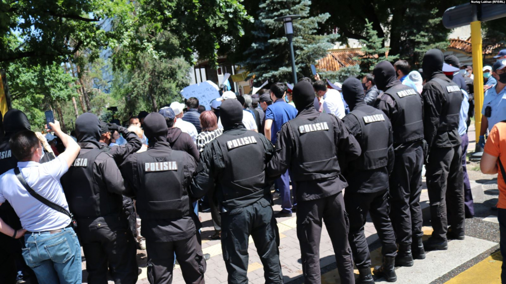 В Алматы задержали активистов, требовавших освобождения митингующих