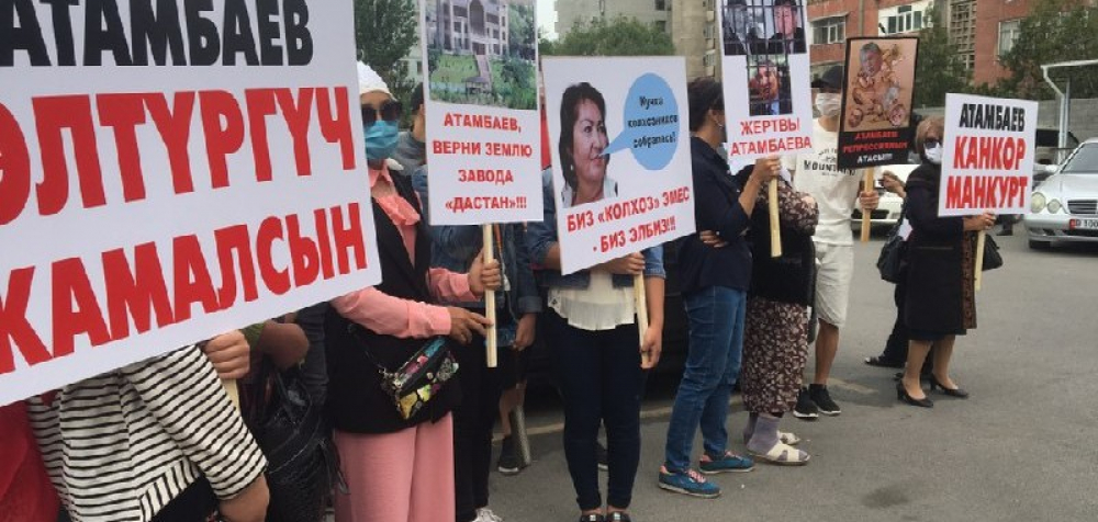 Суд по кой-ташским событиям. Митингующие против экс-президента не соблюдают дистанцию и масочный режим