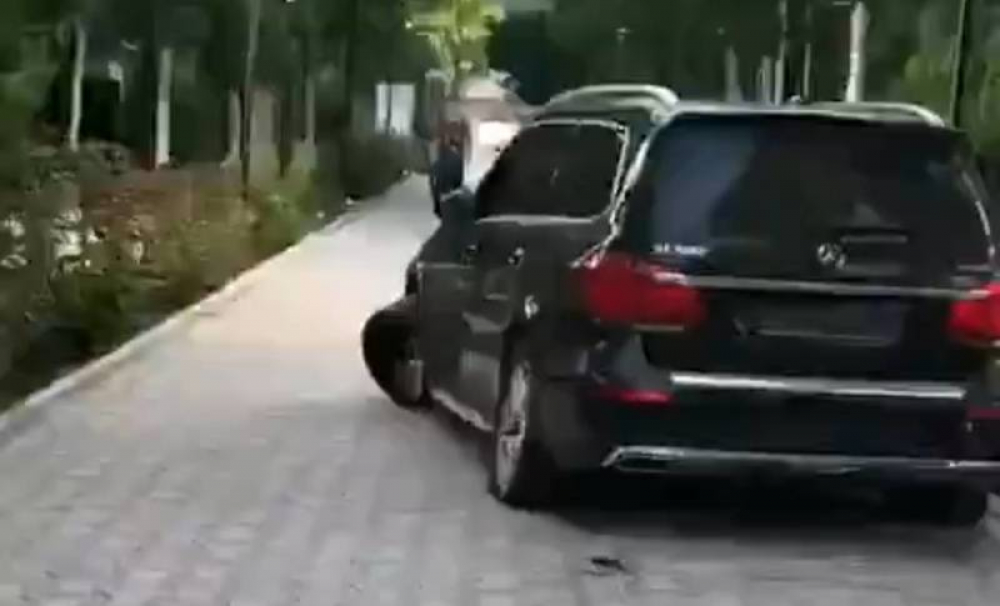 На Иссык-Куле автомобиль перелетел через фонтан и приземлился на забор (видео)