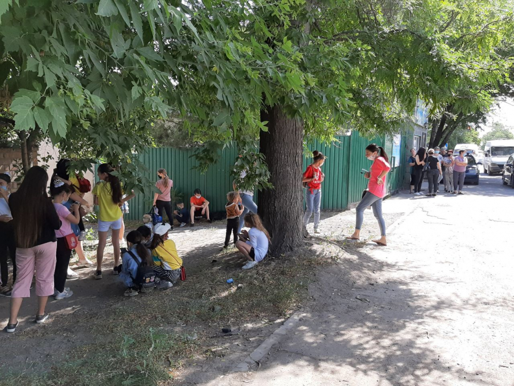 "У нас случилась беда!"  В Бишкеке выселяют детей из центра "Оберег"