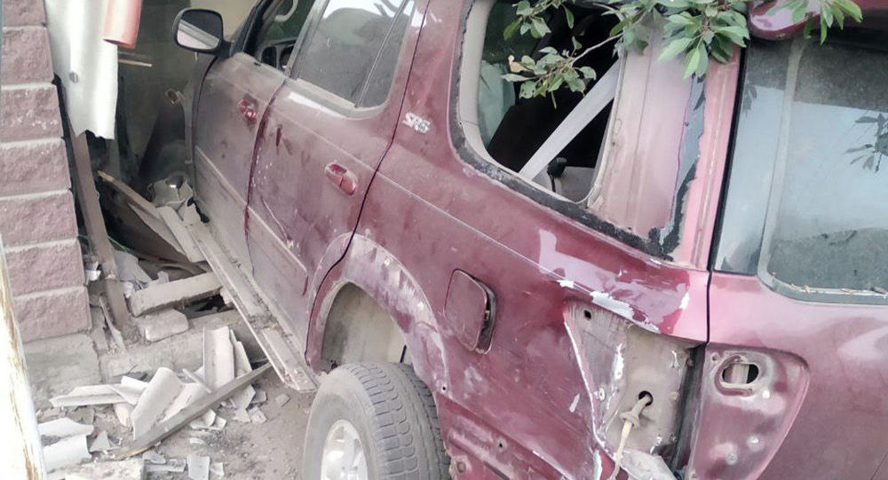 Авария в Бишкеке: внедорожник перелетел через бордюр и въехал в забор частного дома