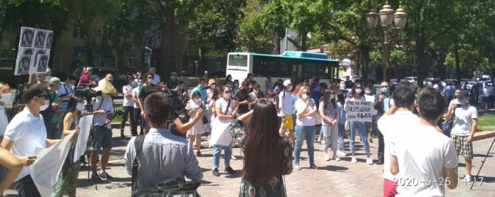 В Бишкеке проходит митинг против закона «О манипулировании информацией» (фото, видео)
