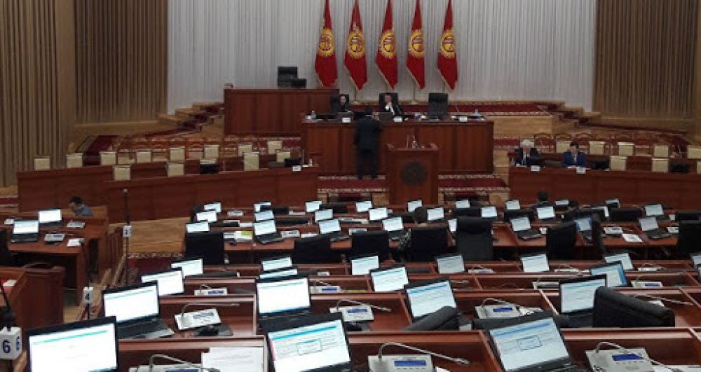 На внеочередное заседание парламента пришли всего 5 депутатов