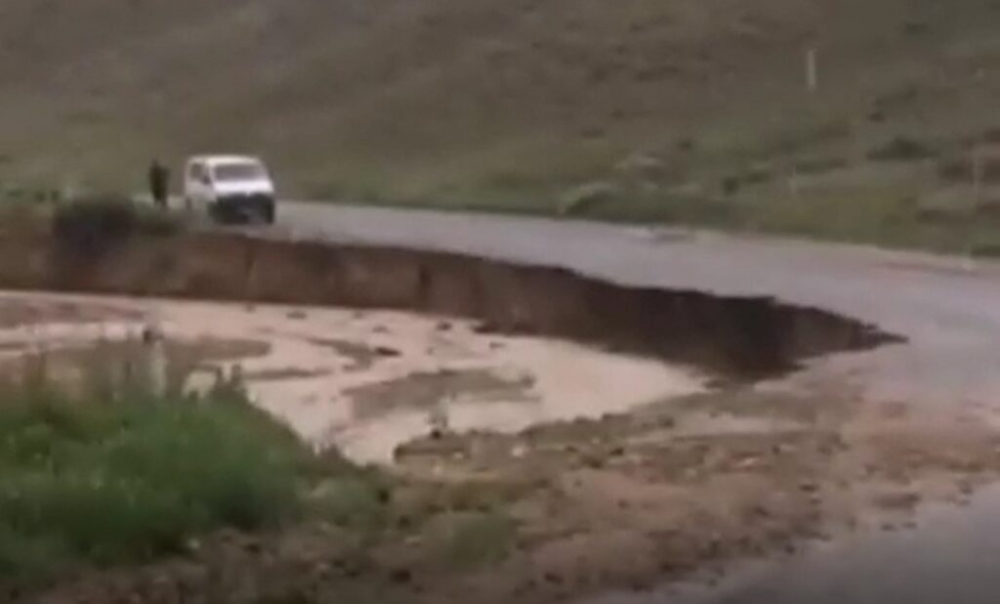 На южный берег Иссык-Куля обрушились дожди, затопило дорогу (видео)