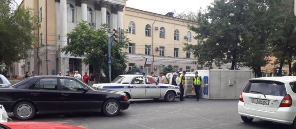 В центре Бишкека столкнулись «Скорая помощь» и такси (фото, видео)