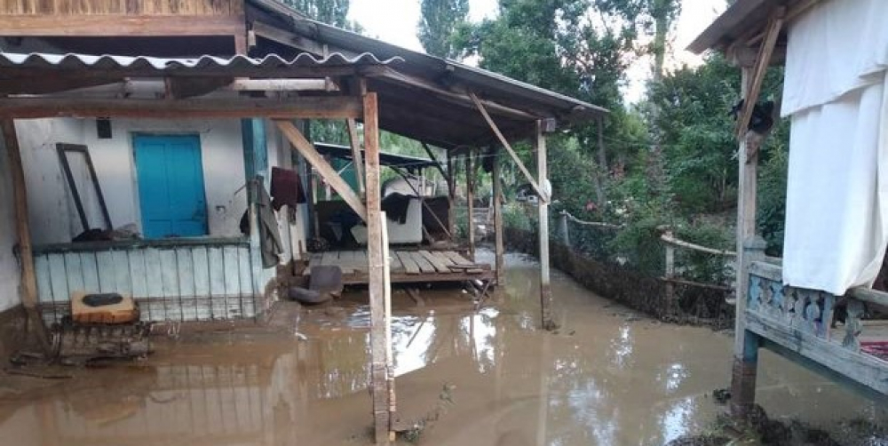 В Баткенской области сель затопил дома, водопроводные трубы и мост