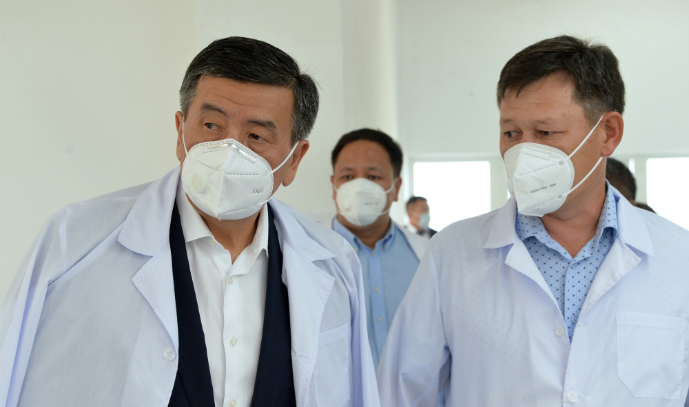 Президент съездил на фабрику, где изготавливают медицинские маски (фото)