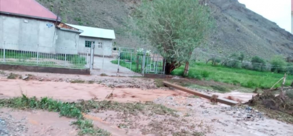 В Джалал-Абадской области затопило дворы 10 жилых домов