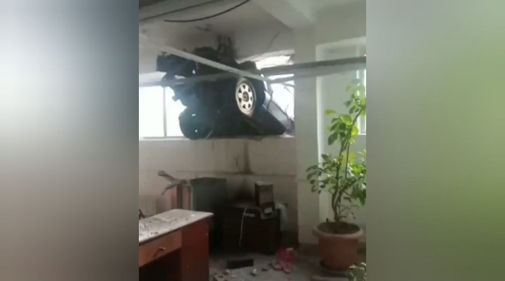 В Токмаке пьяный водитель влетел в здание швейного цеха (видео)
