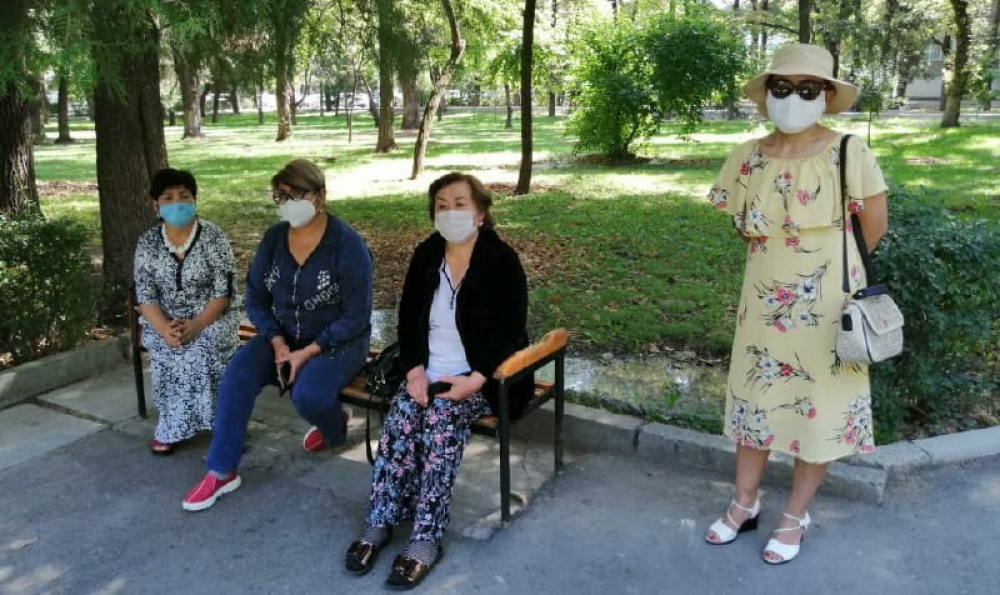 Кыргызстанцы, больные гепатитом, остались без лекарств. Они требуют власти обратить на них внимание