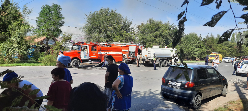В центре Бишкека горит жилой дом (фото, видео)