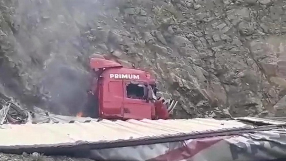 Кыргызстанец вытащил из горящей фуры дальнобойщика из Белоруси (видео)