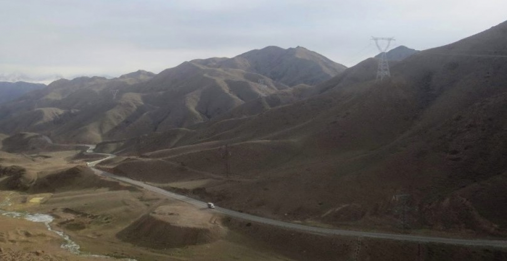 На автотрассе Бишкек - Нарын - Торугарт после ливня сошел оползень и камнепад (видео)