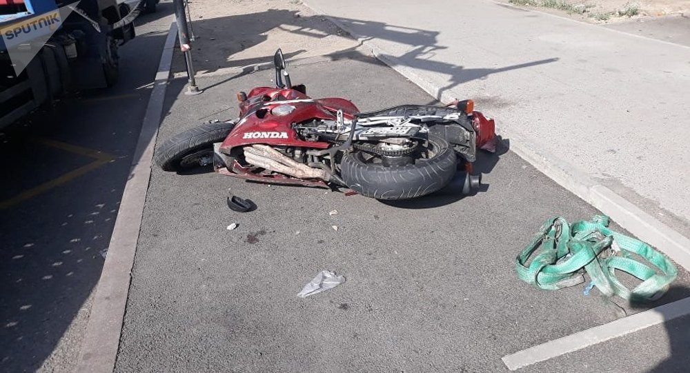 В Бишкеке водитель легковушки не пропустил мотоциклиста. Пострадал ребенок (видео)