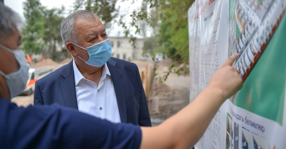 Премьер побывал на стройке больницы в Бишкеке. Ее возводят из каркасно-панельных конструкций