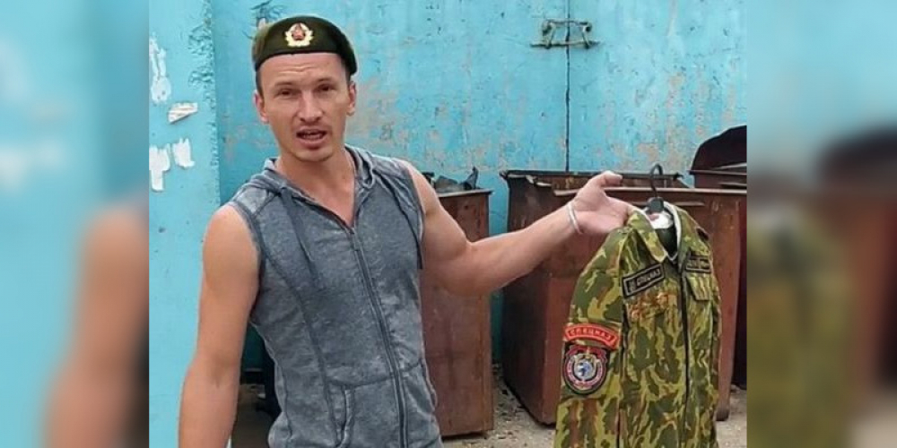 В Белоруссии спецназовцы выбросили форму в мусорные баки и застыдили силовиков (видео)