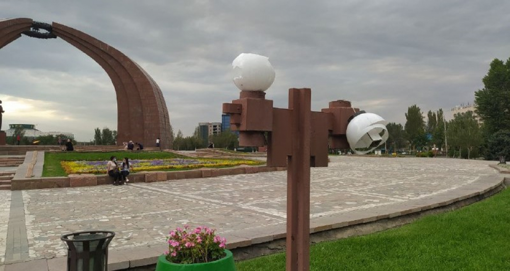 Бишкекчанин: На площади Победы засыхают растения, светильники разбиты на шести столбах (фото)