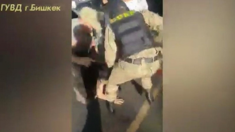 Целый арсенал оружия обнаружили милиционеры в автомашине бишкекчанина (видео)